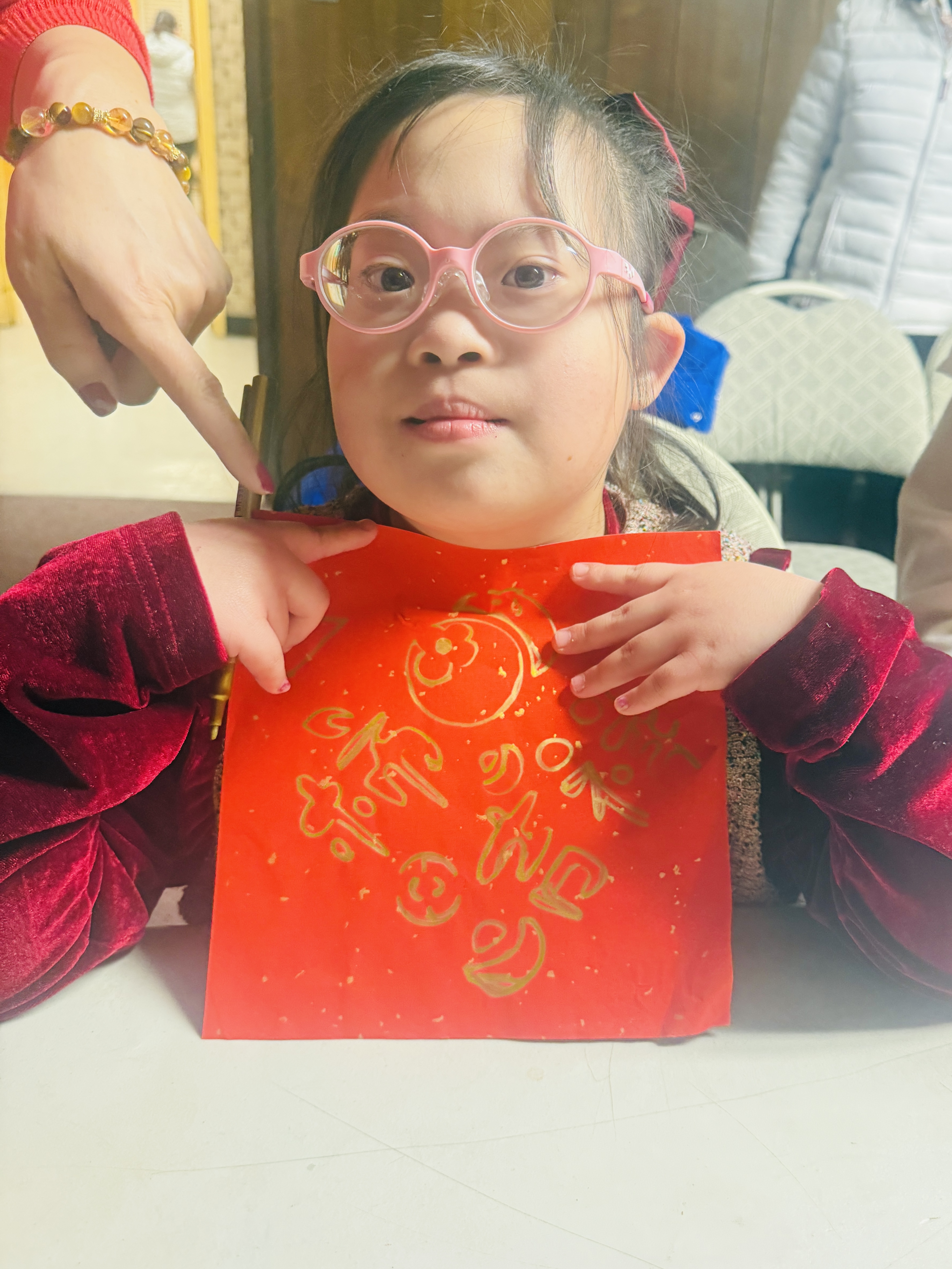 海浪撞击海岸的鸟瞰图。