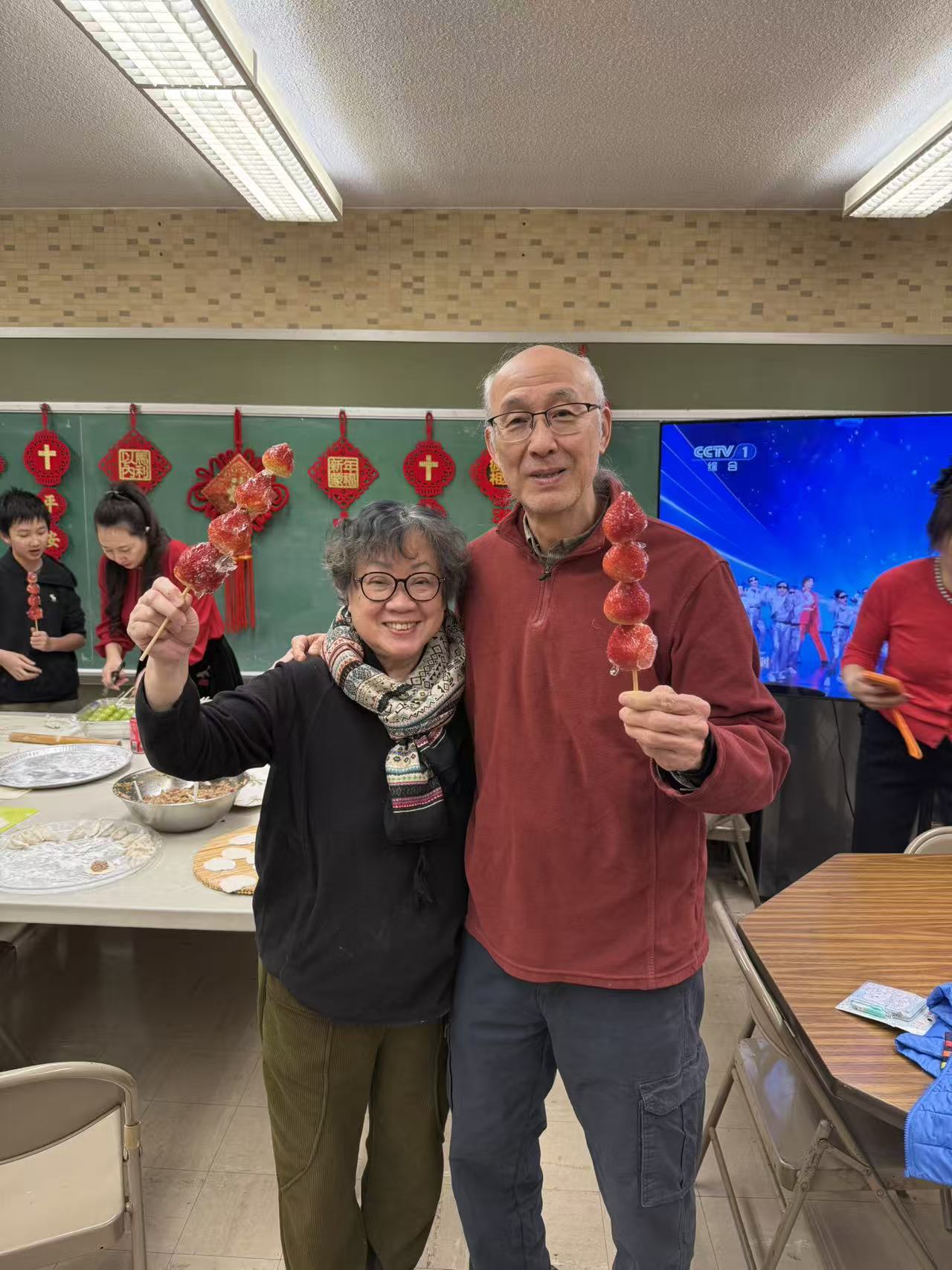田野的鸟瞰图。一条道路穿过右上角。