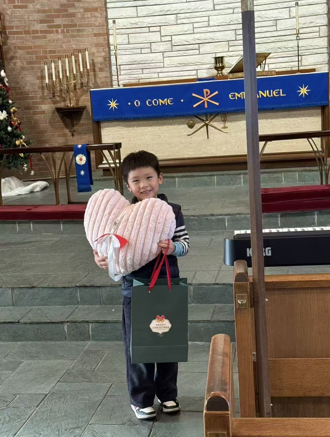 海浪撞击海岸的鸟瞰图。