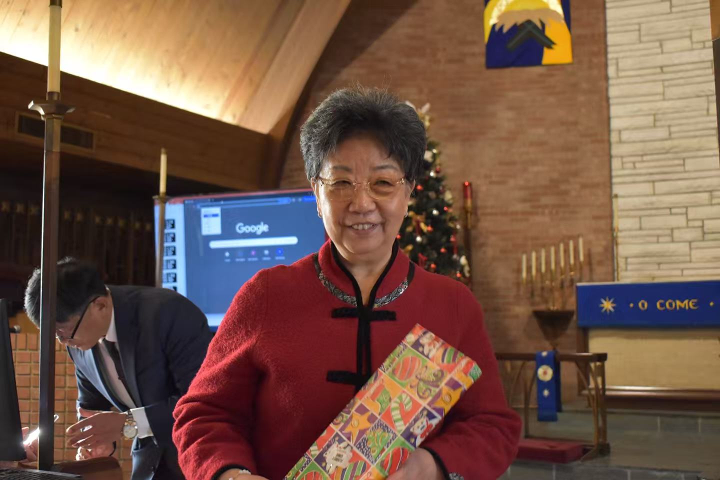 海浪撞击海岸的鸟瞰图。