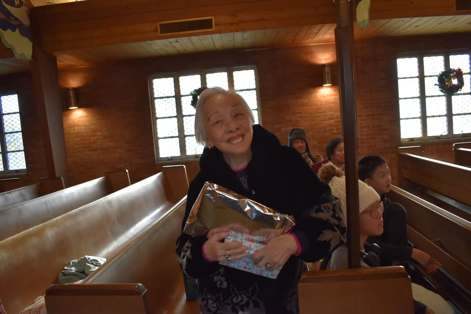 海浪撞击海岸的鸟瞰图。