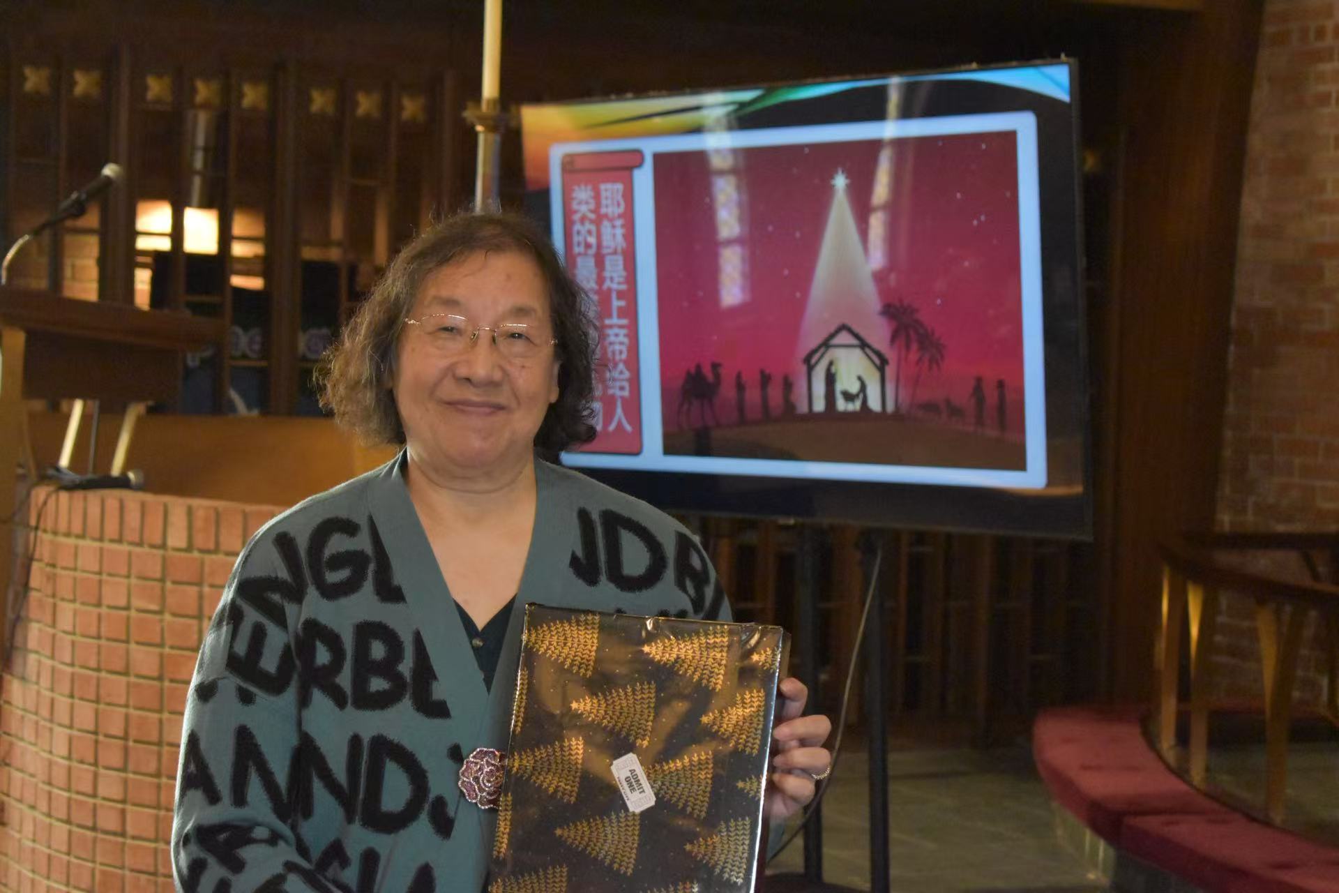 海浪撞击海岸的鸟瞰图。