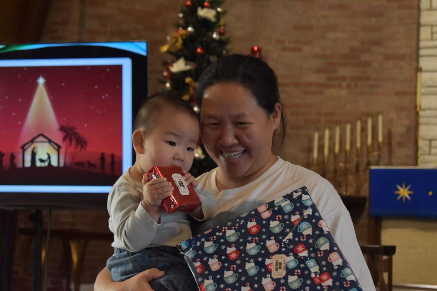 田野的鸟瞰图。一条道路穿过右上角。