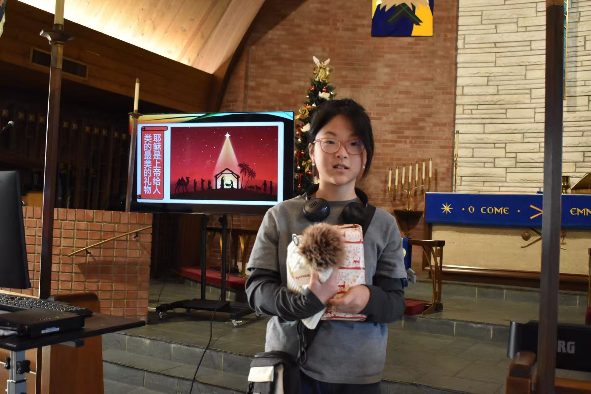 海浪撞击海岸的鸟瞰图。