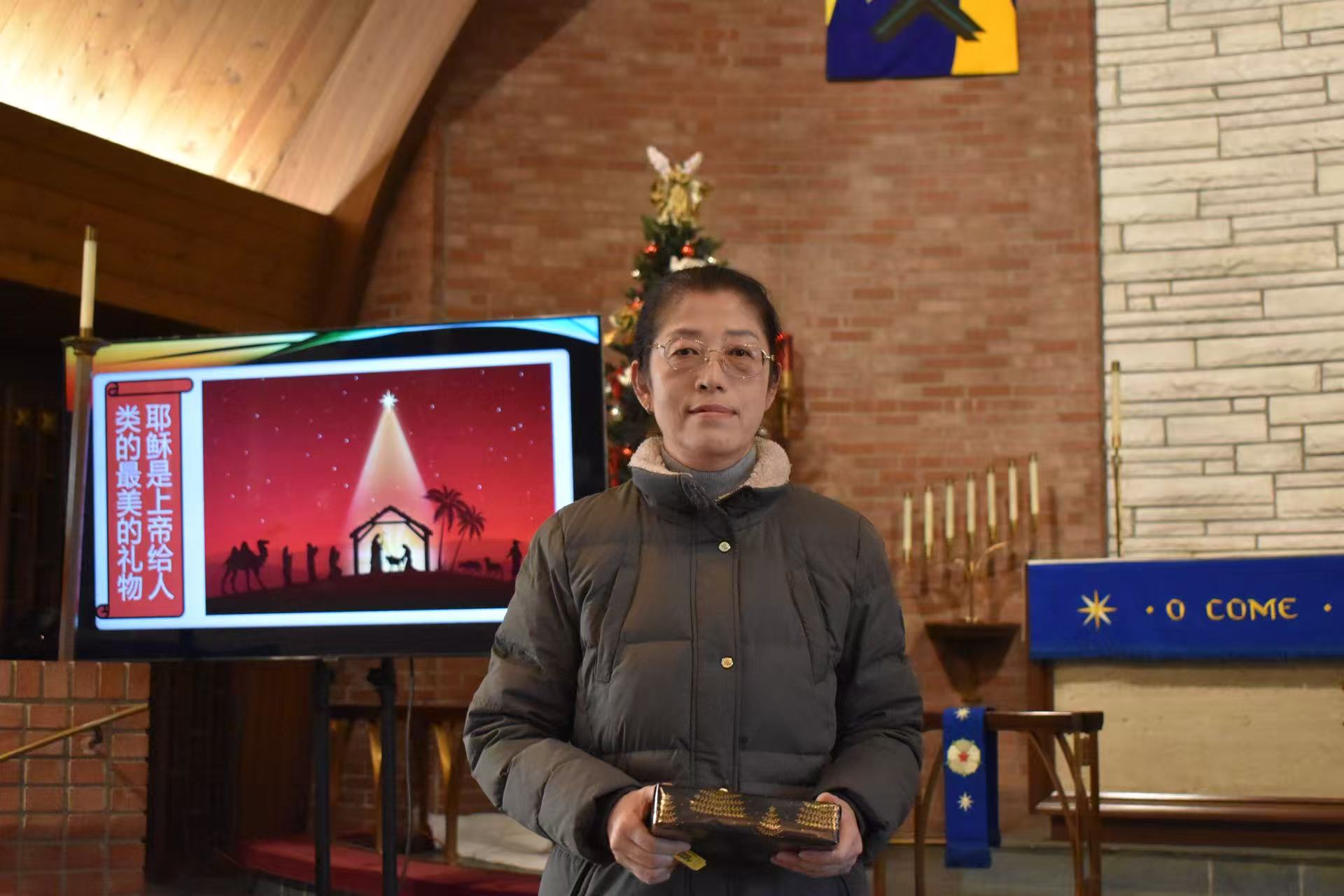 田野的鸟瞰图。一条道路穿过右上角。