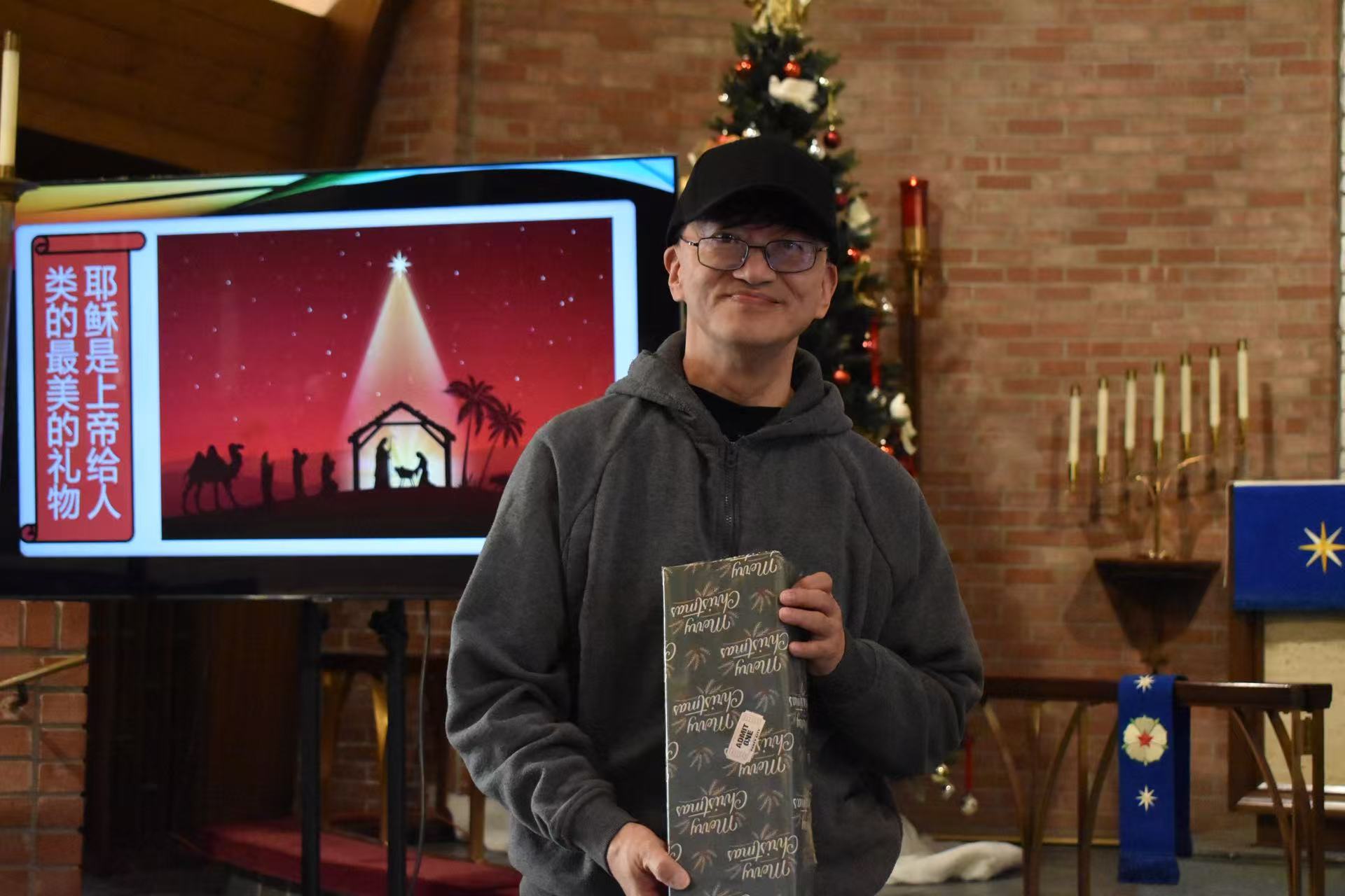 海浪撞击海岸的鸟瞰图。