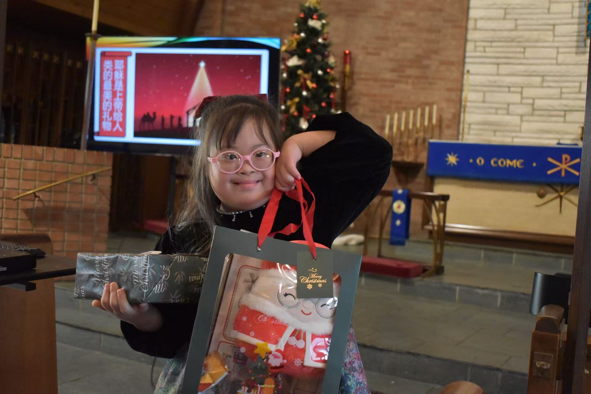 田野的鸟瞰图。一条道路穿过右上角。