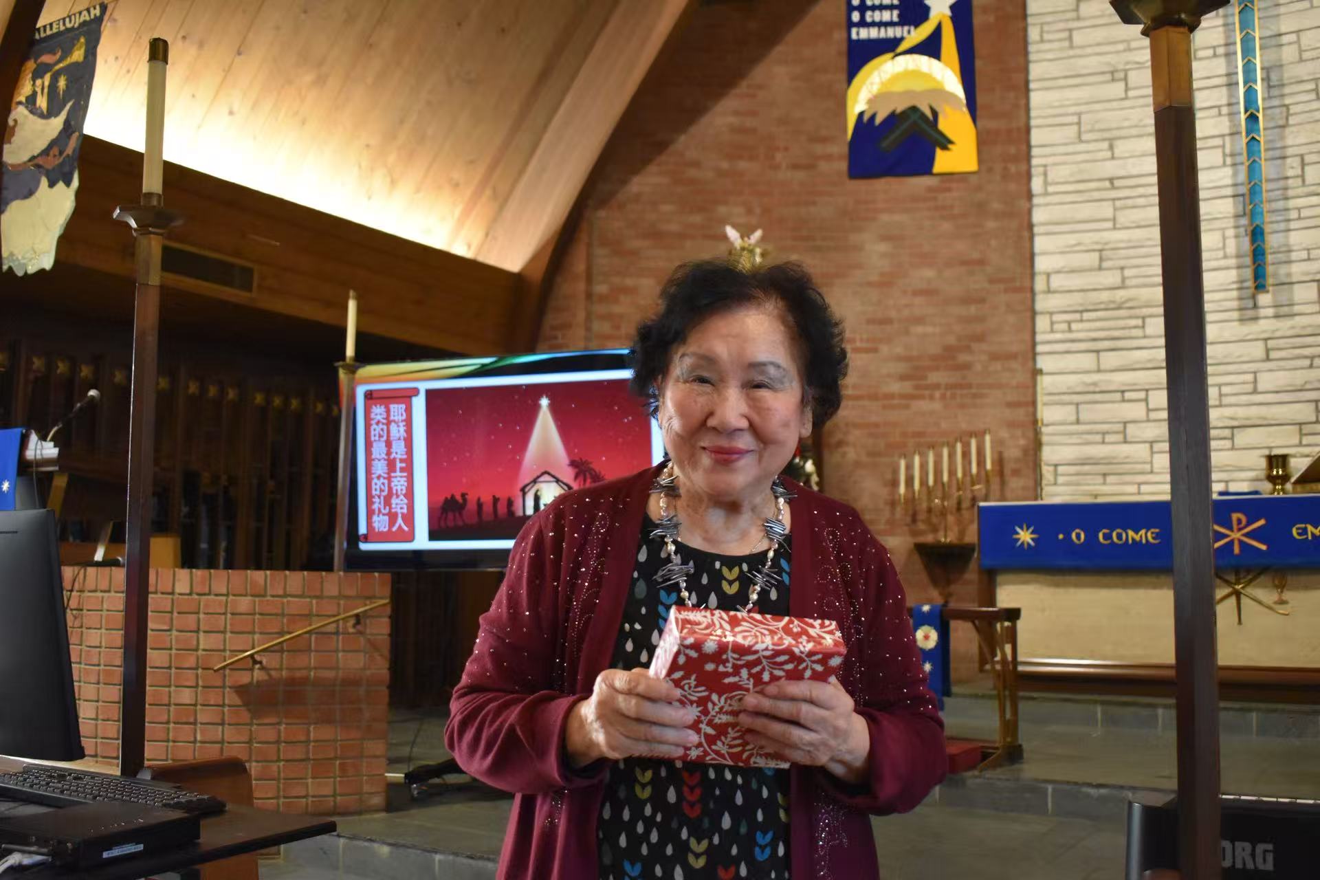 海浪撞击海岸的鸟瞰图。