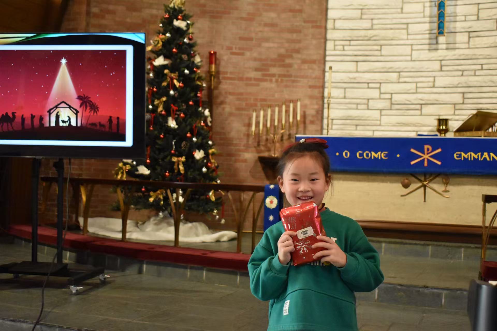 海浪撞击海岸的鸟瞰图。