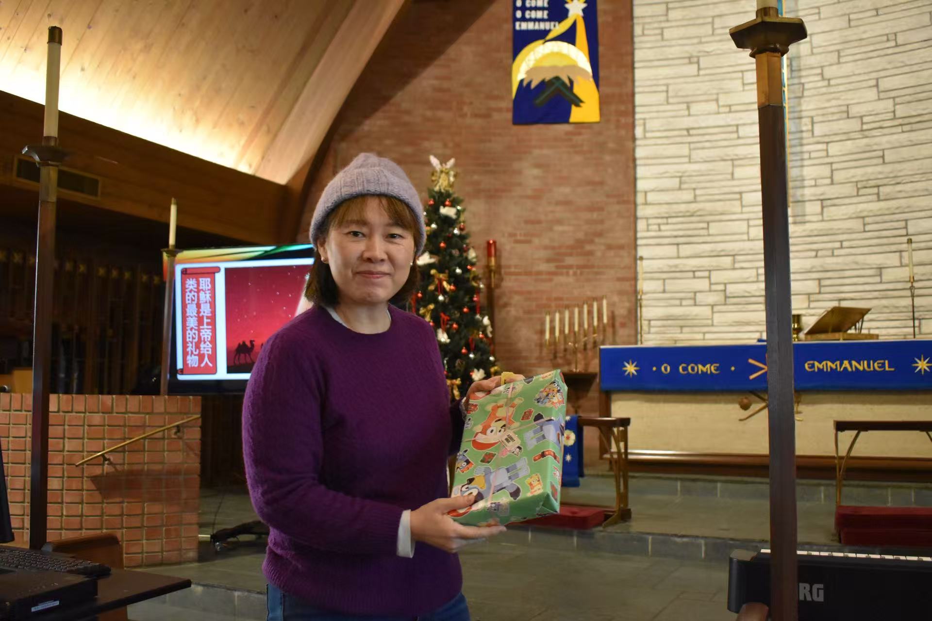 海浪撞击海岸的鸟瞰图。