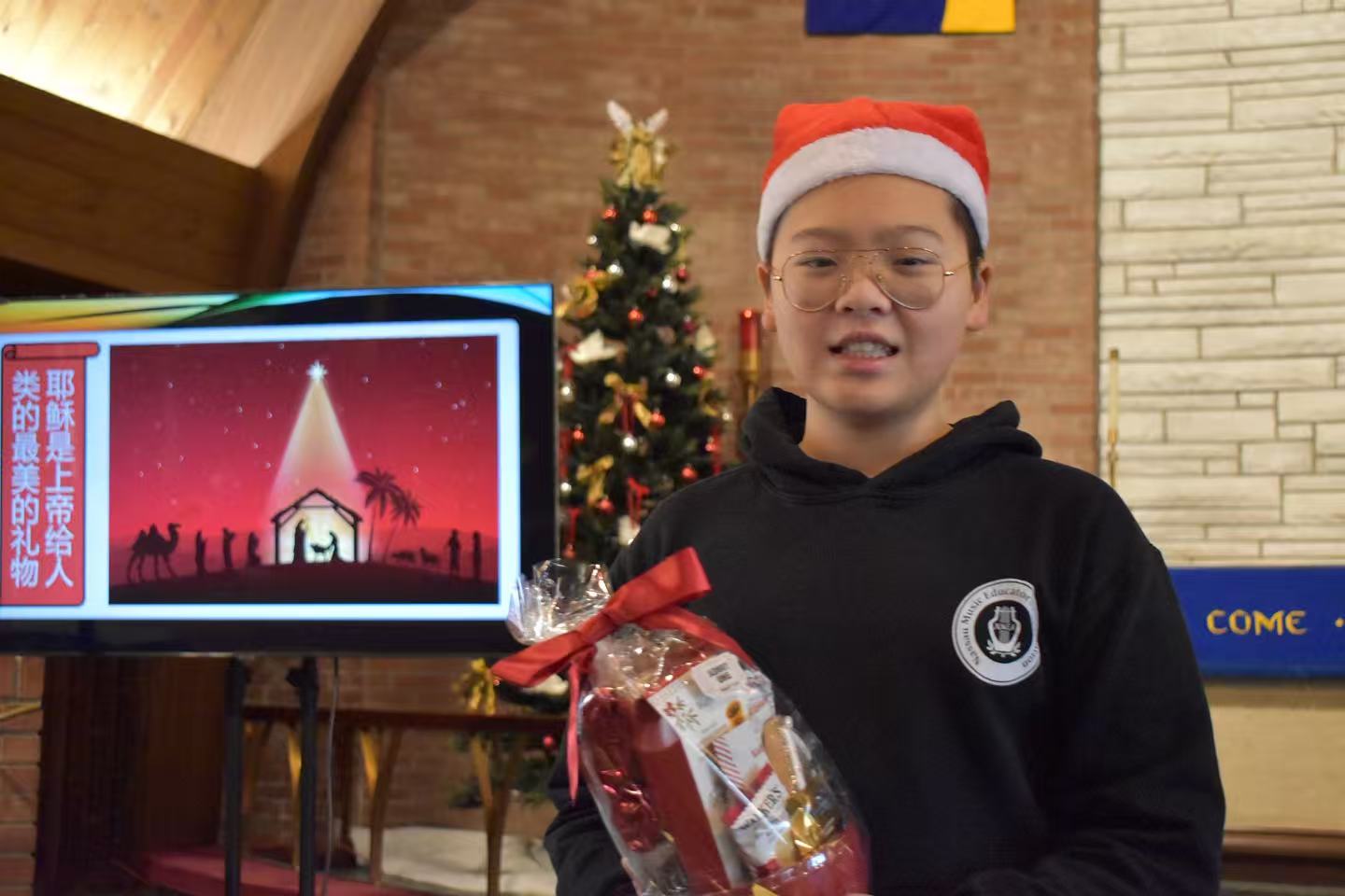 海浪撞击海岸的鸟瞰图。