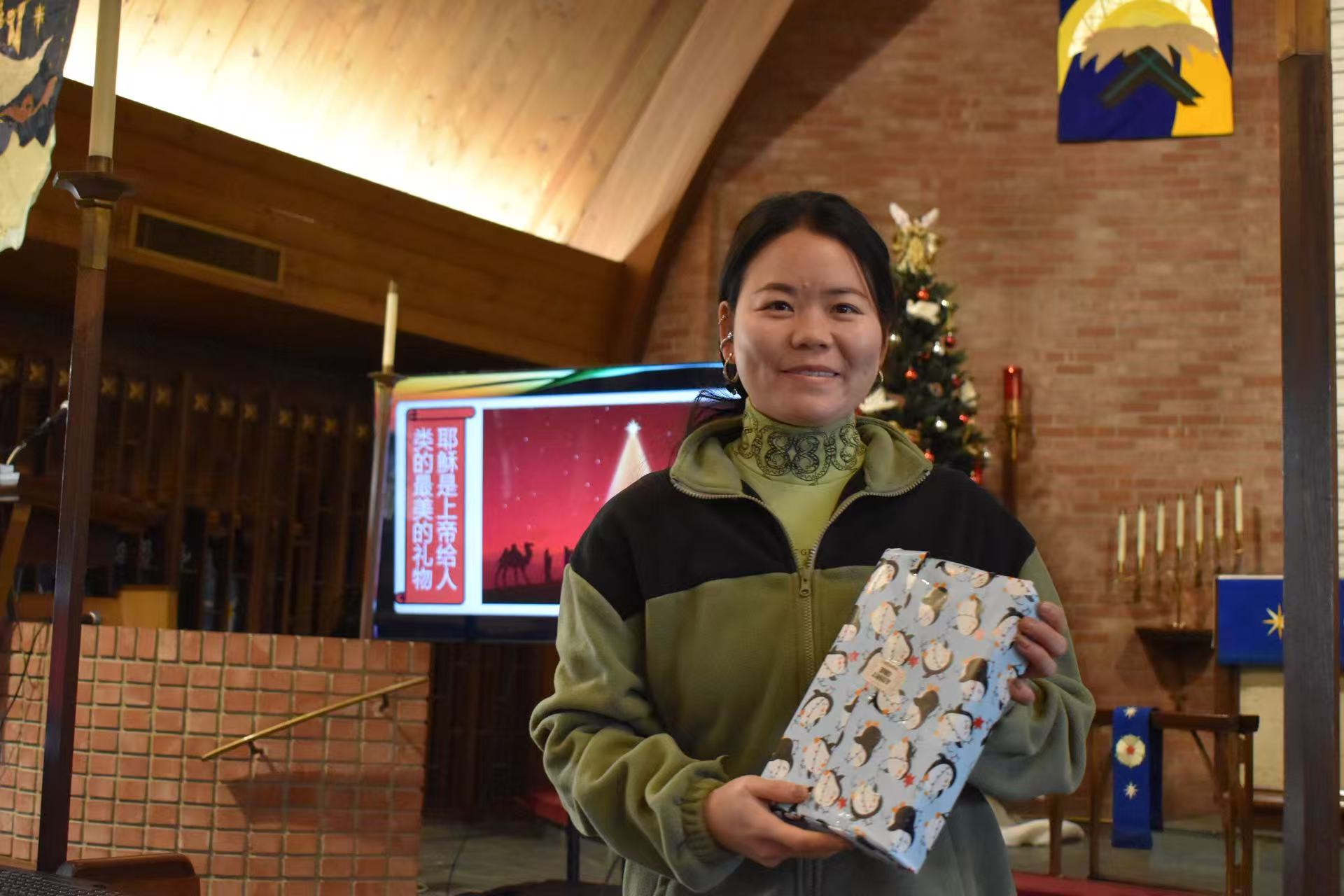 田野的鸟瞰图。一条道路穿过右上角。