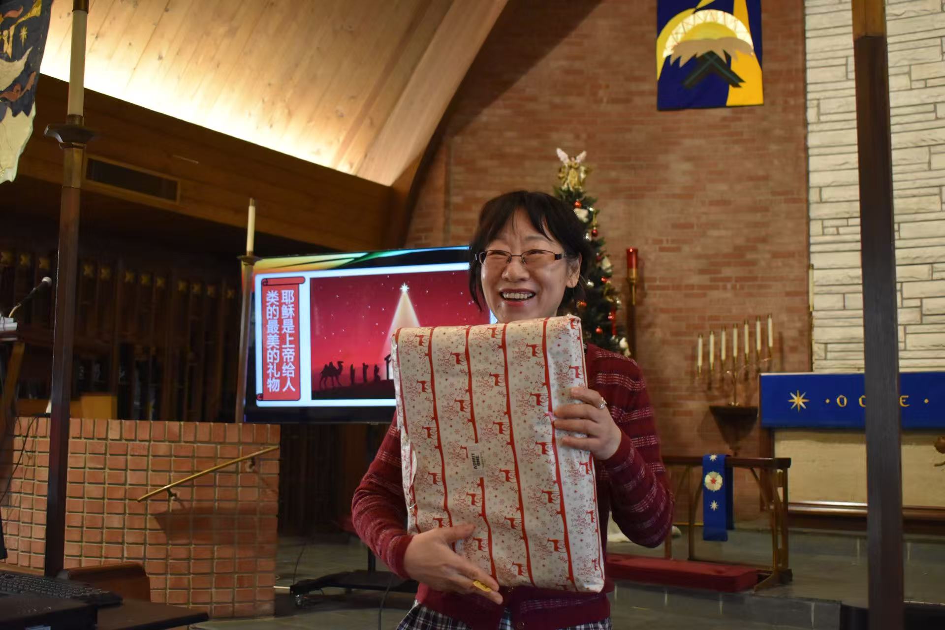 海浪撞击海岸的鸟瞰图。