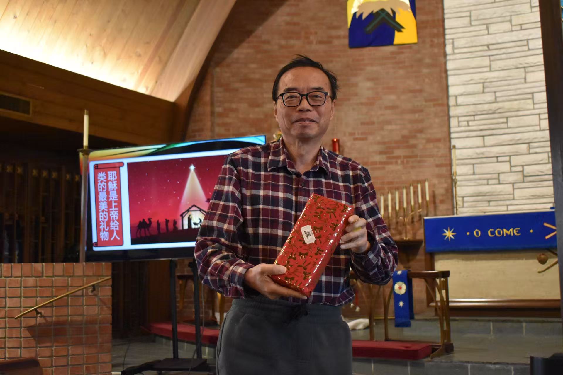 海浪撞击海岸的鸟瞰图。