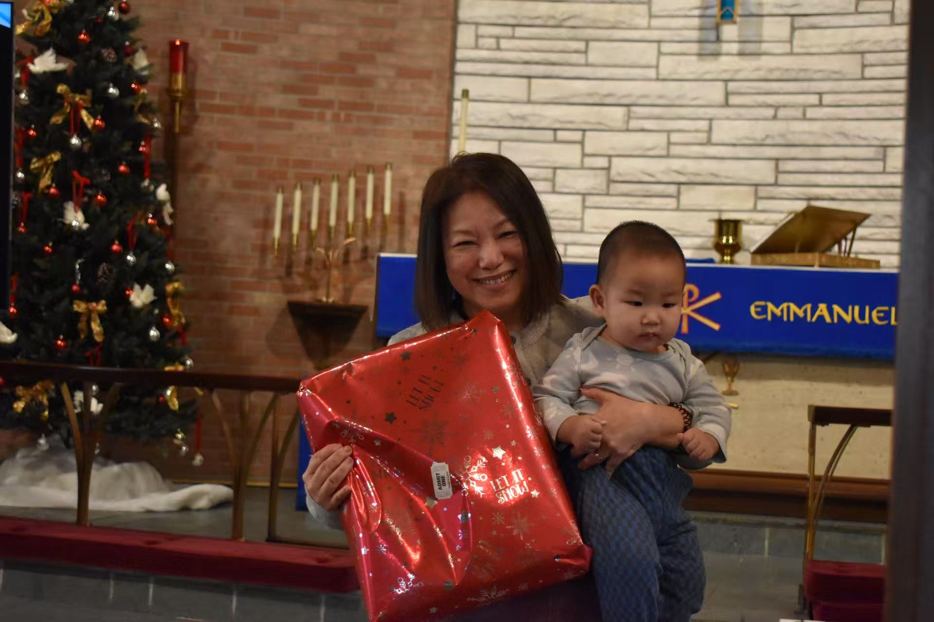 海浪撞击海岸的鸟瞰图。