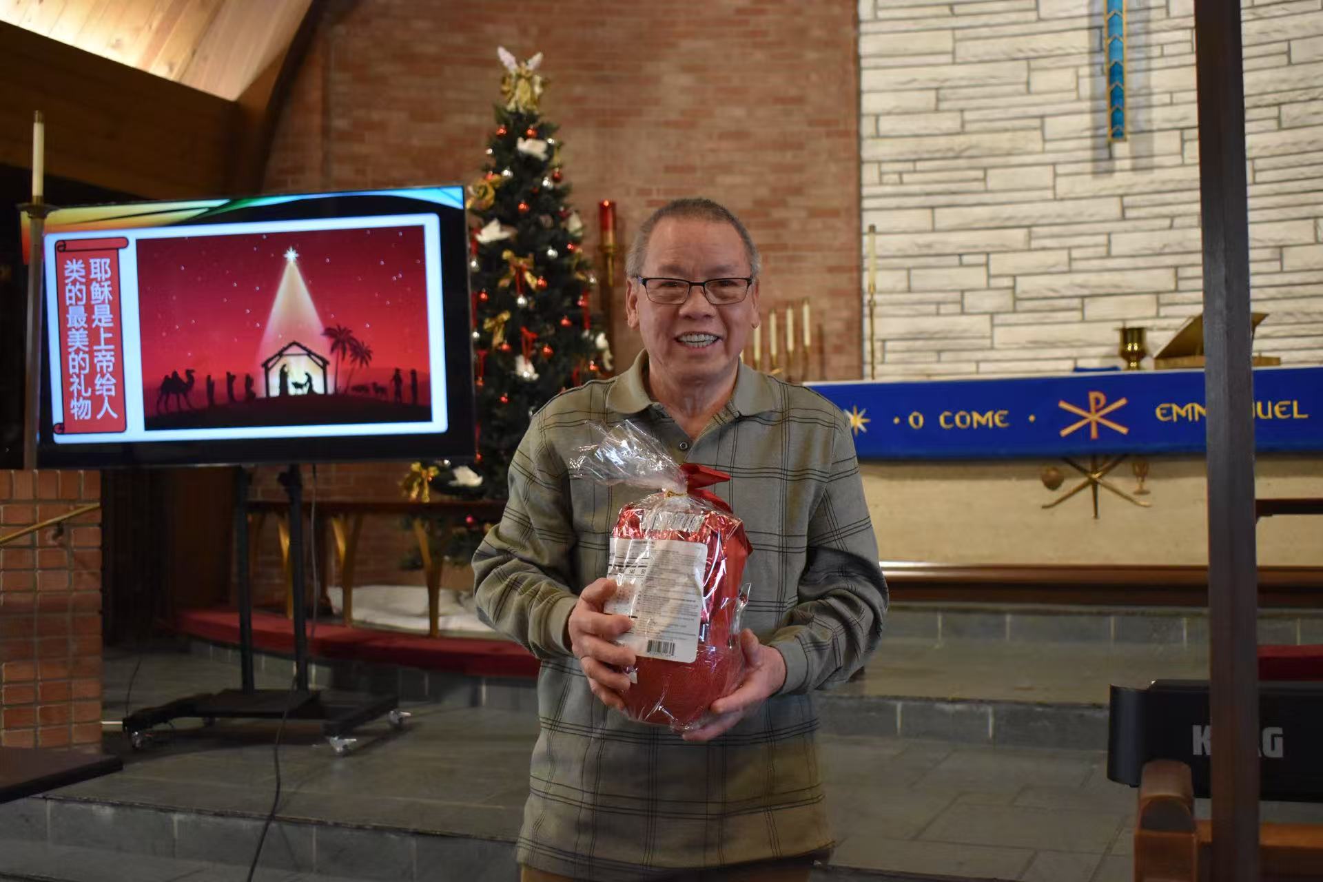 田野的鸟瞰图。一条道路穿过右上角。