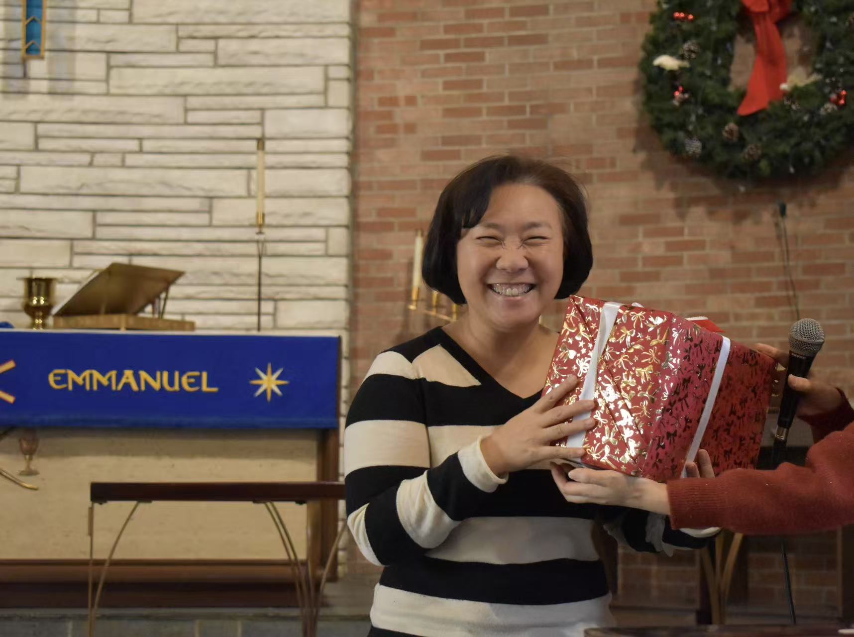 海浪撞击海岸的鸟瞰图。