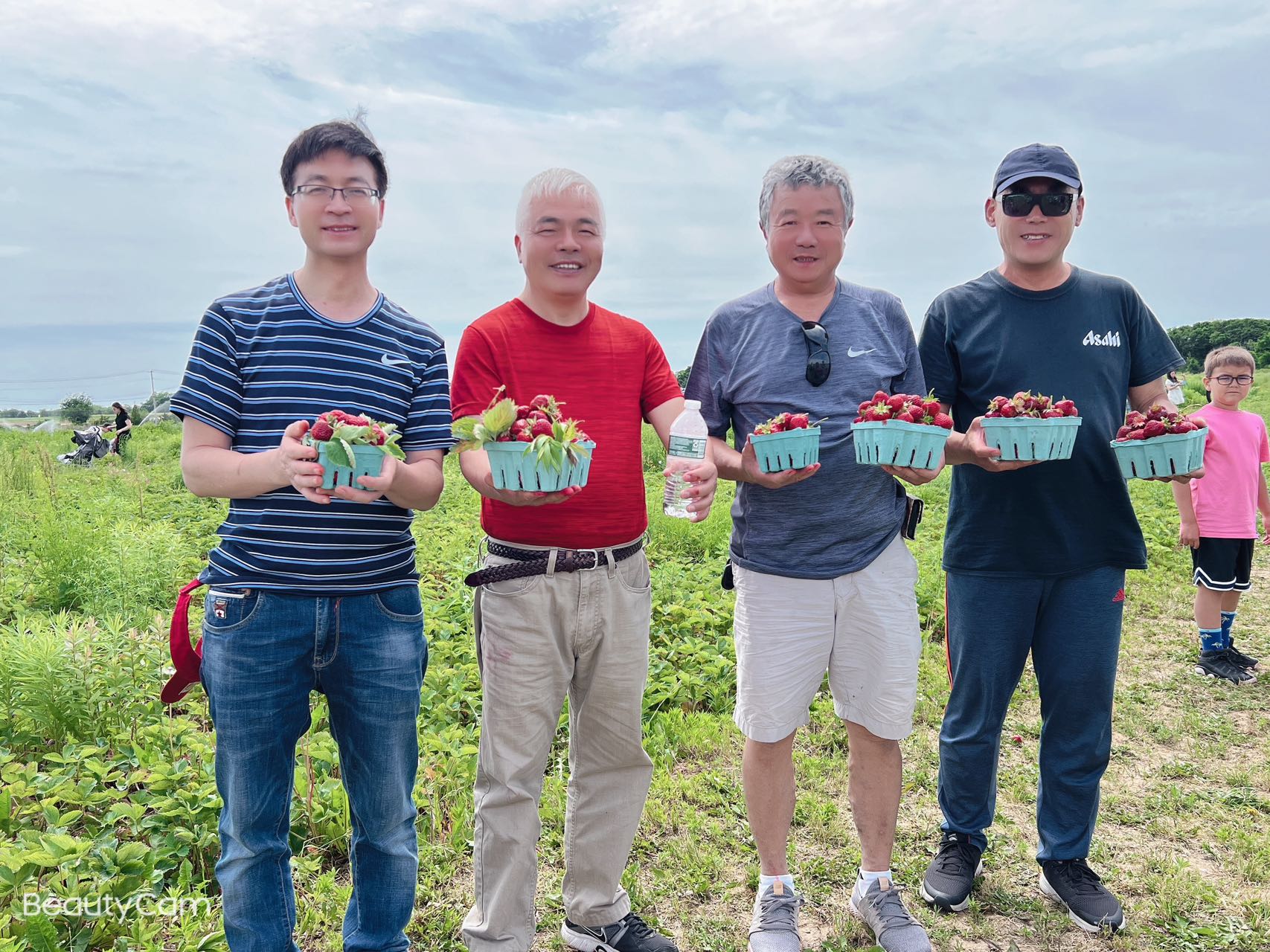 海浪撞击海岸的鸟瞰图。