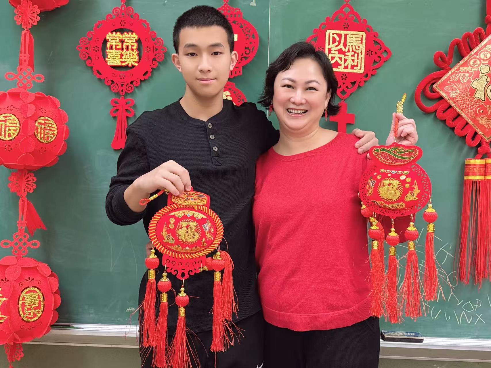 海浪撞击海岸的鸟瞰图。