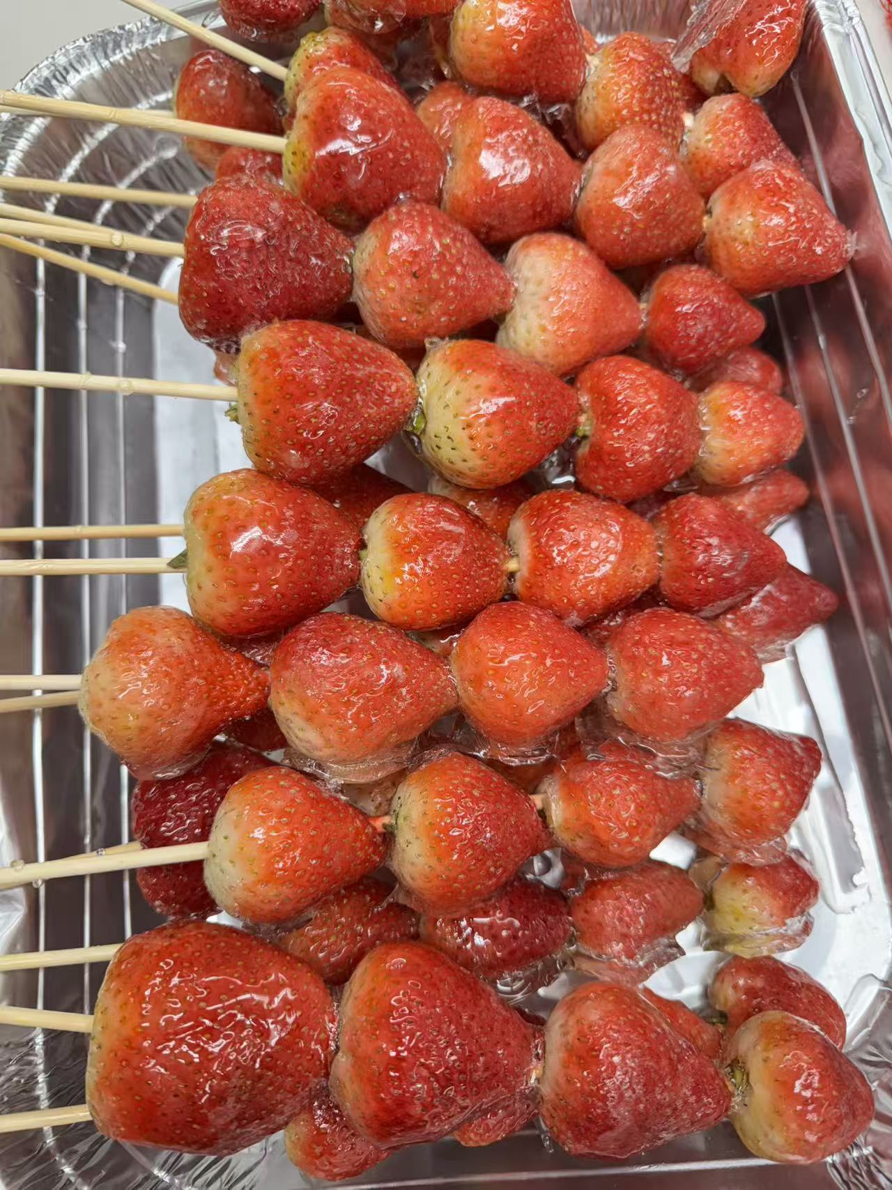 海浪撞击海岸的鸟瞰图。