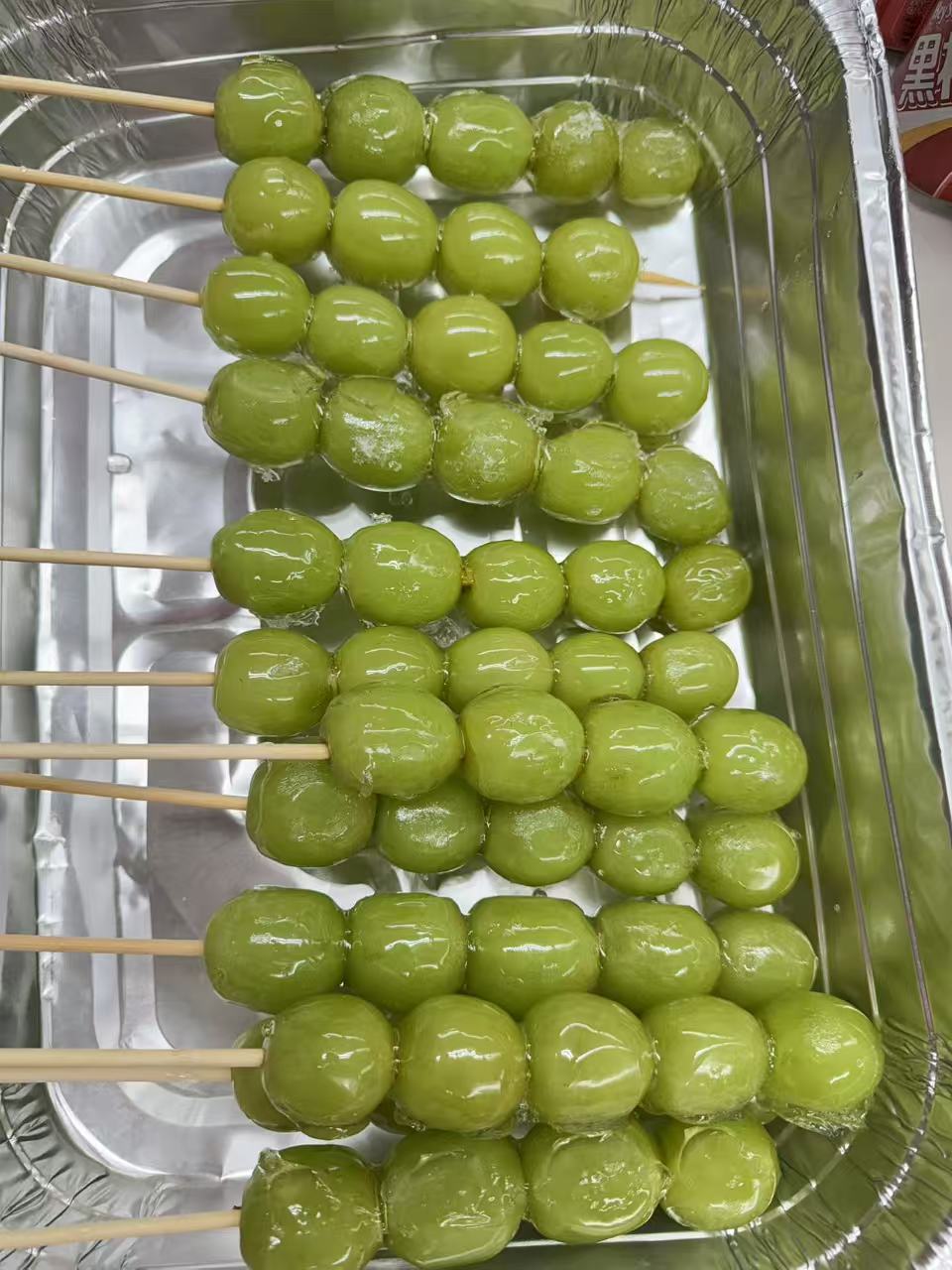 田野的鸟瞰图。一条道路穿过右上角。