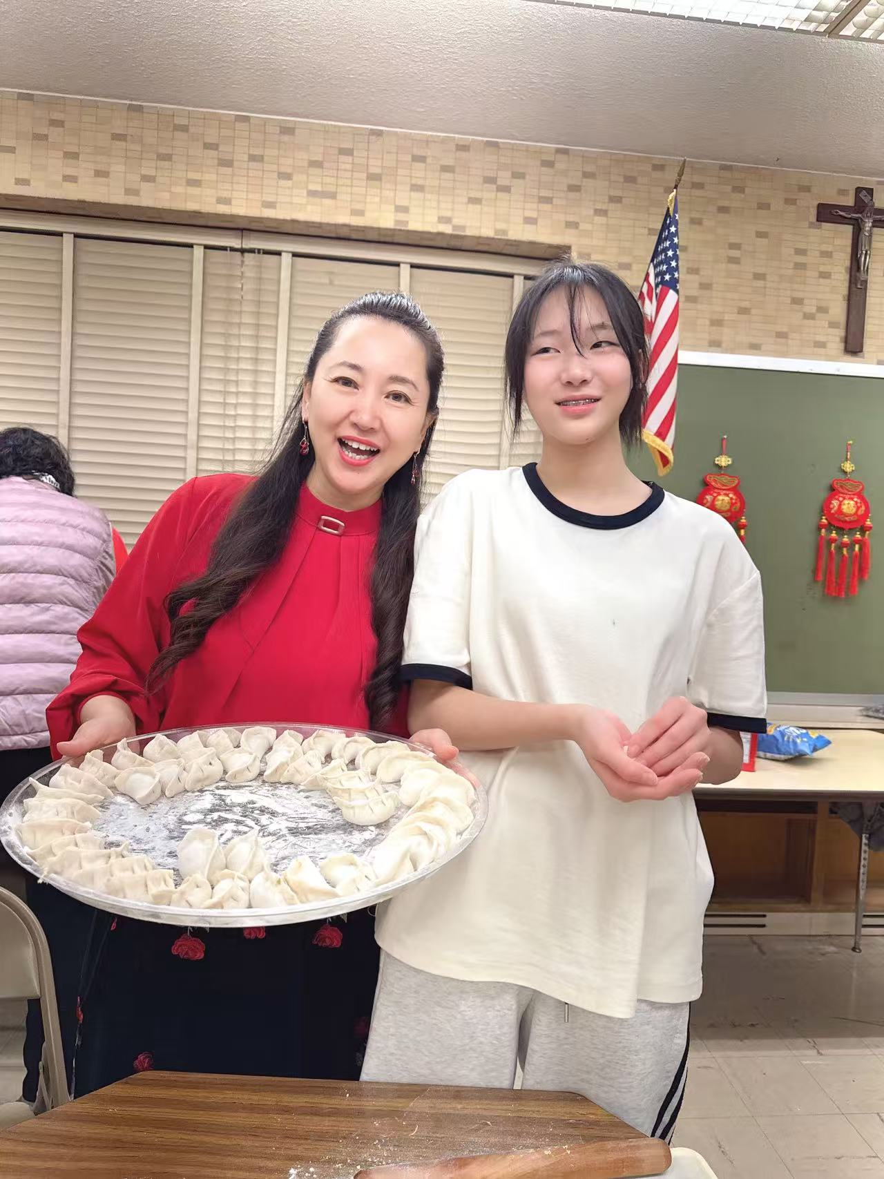 海浪撞击海岸的鸟瞰图。