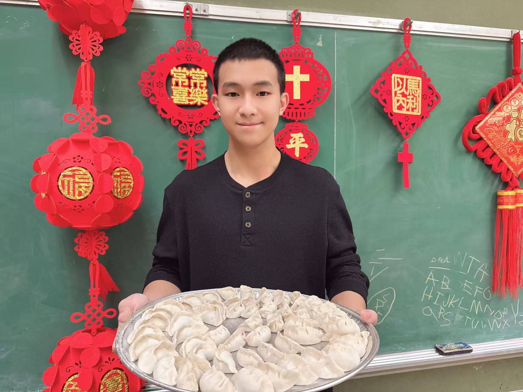 田野的鸟瞰图。一条道路穿过右上角。