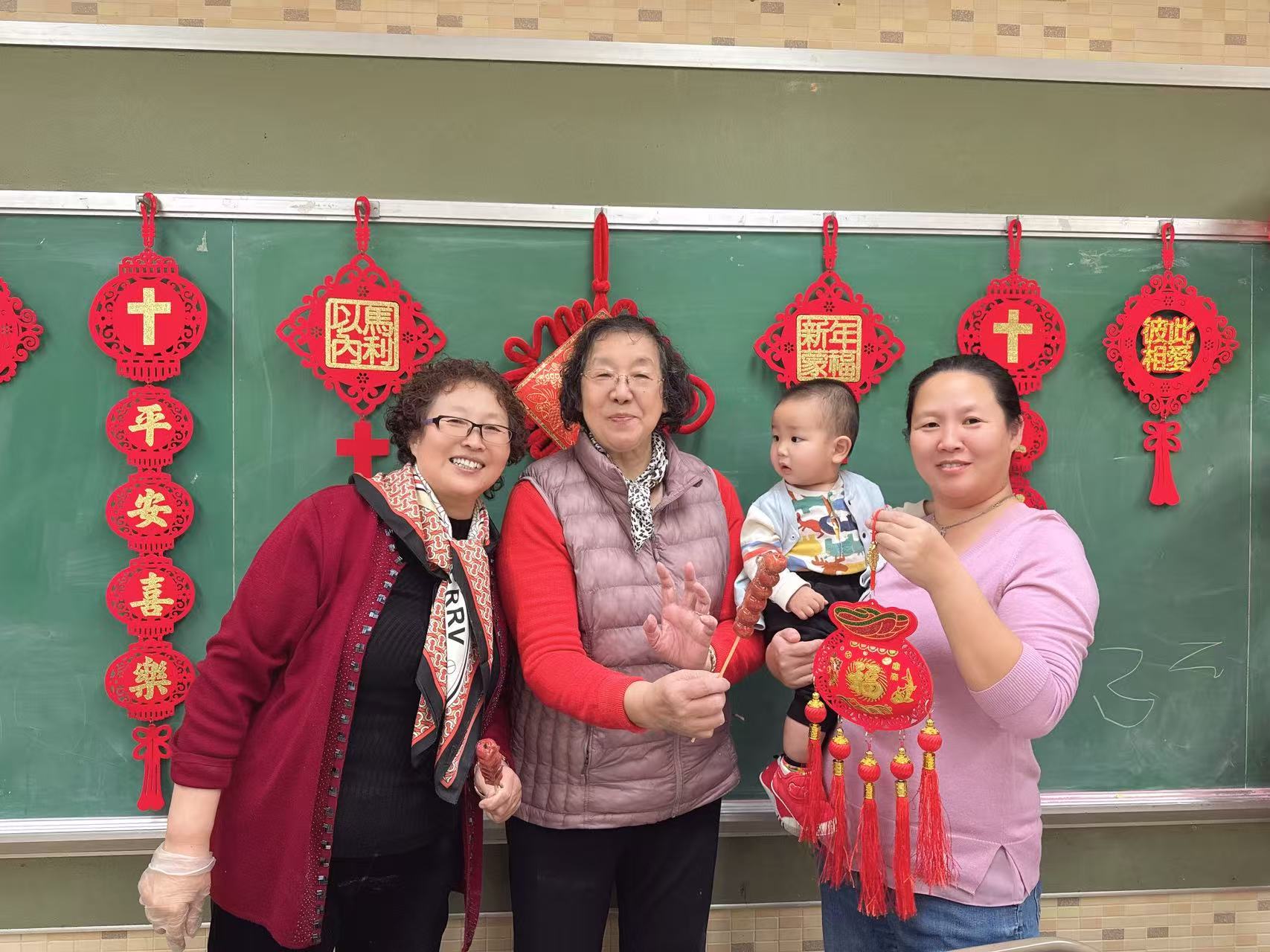 海浪撞击海岸的鸟瞰图。