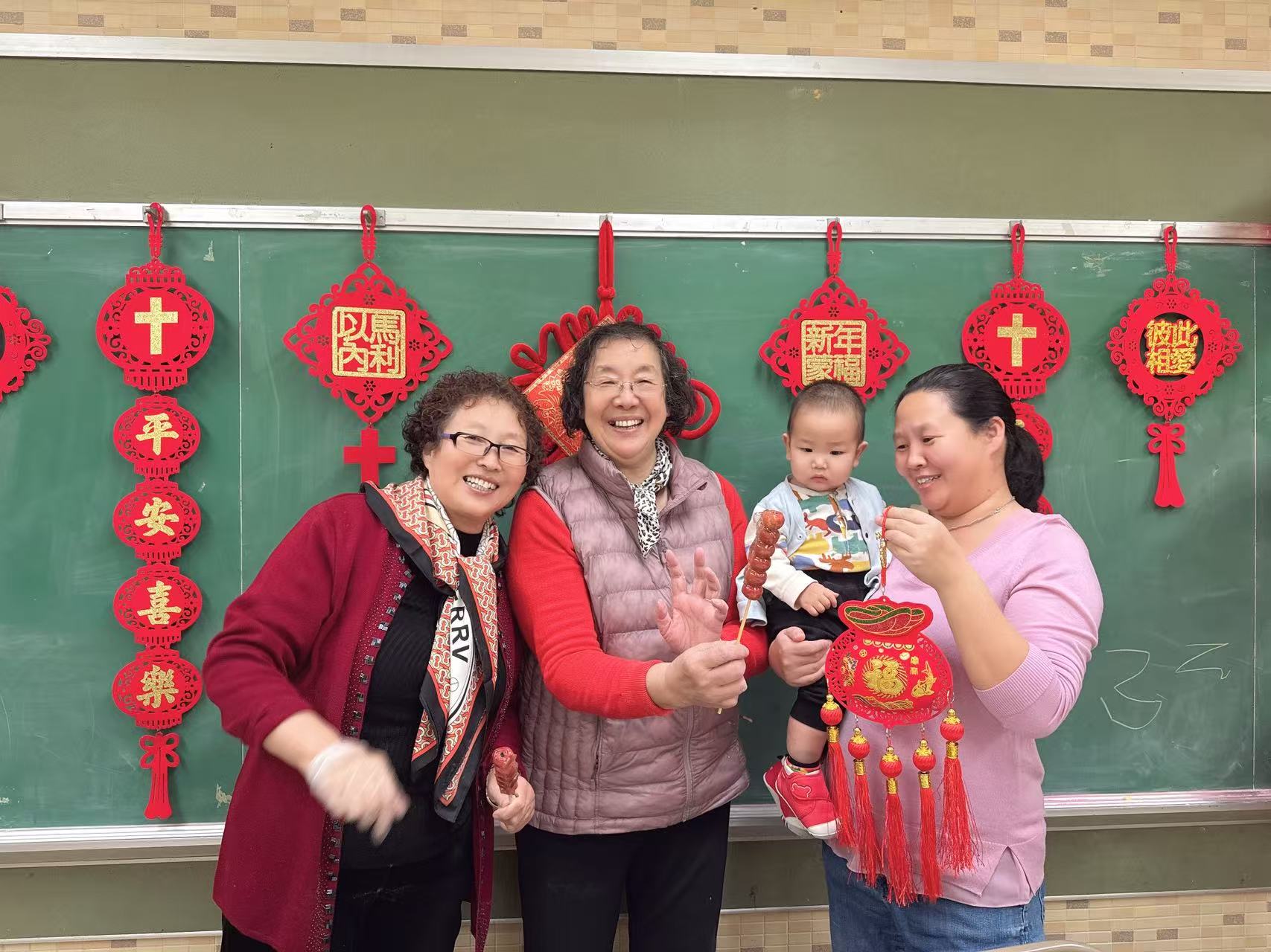 田野的鸟瞰图。一条道路穿过右上角。