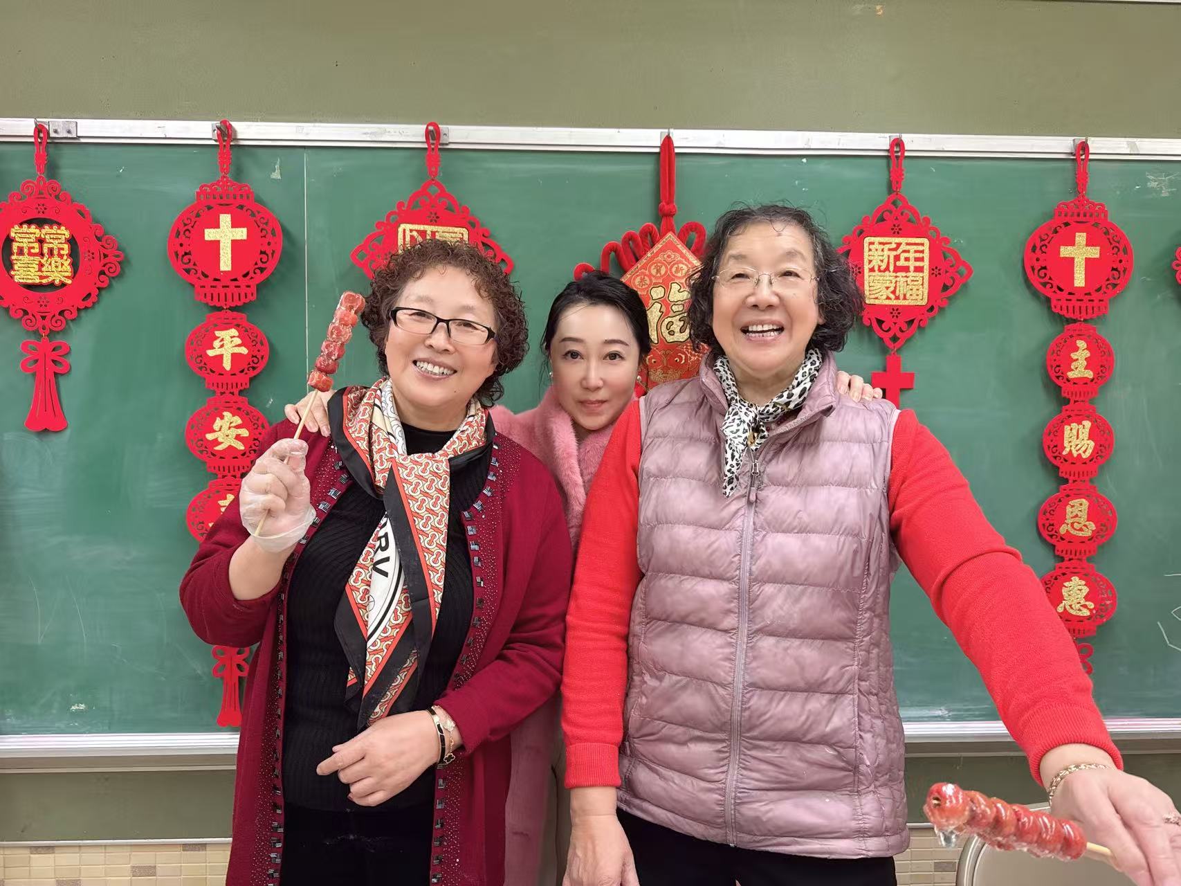 田野的鸟瞰图。一条道路穿过右上角。