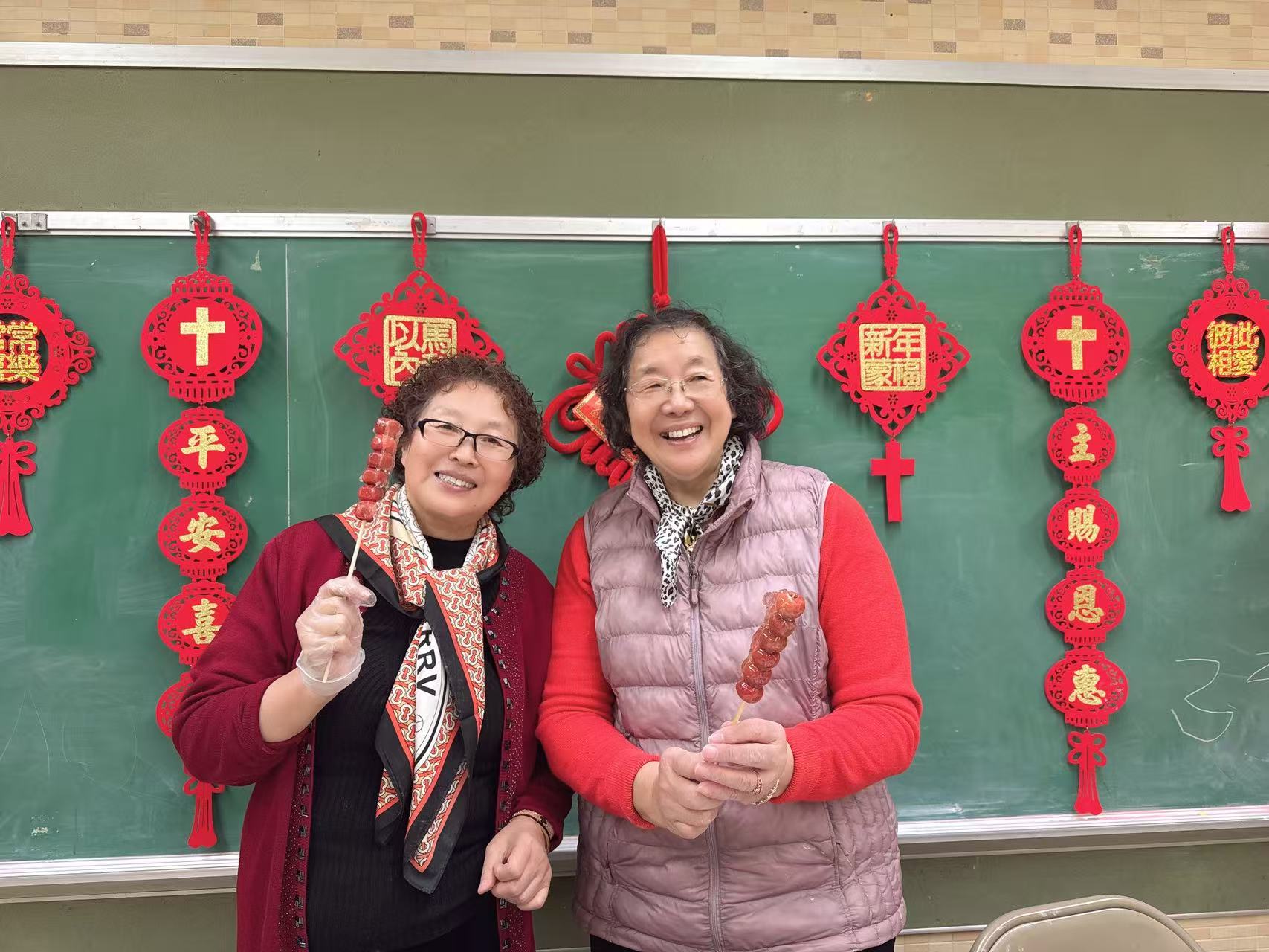 海浪撞击海岸的鸟瞰图。