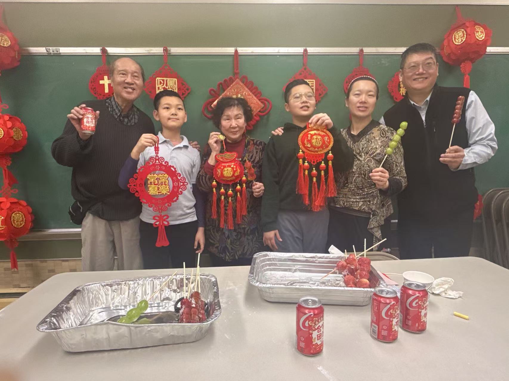 田野的鸟瞰图。一条道路穿过右上角。