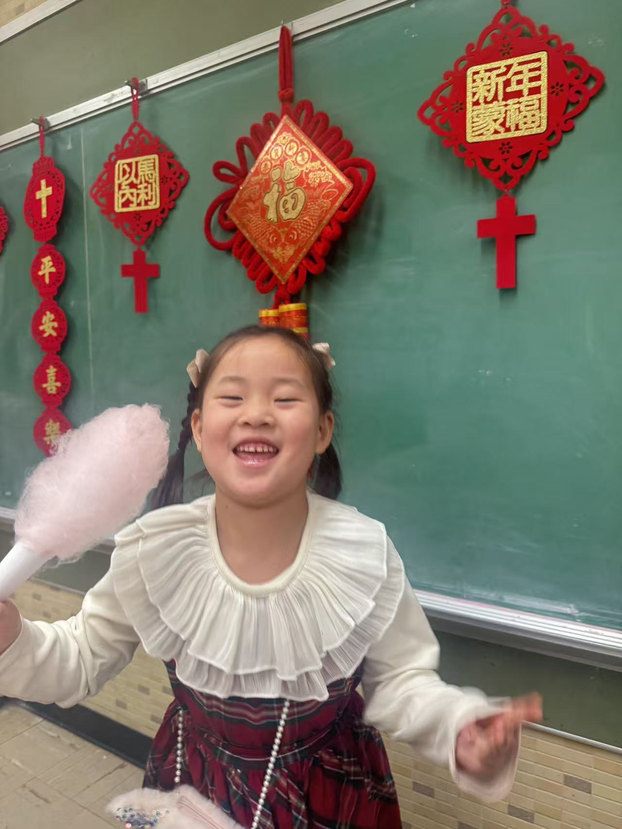 海浪撞击海岸的鸟瞰图。