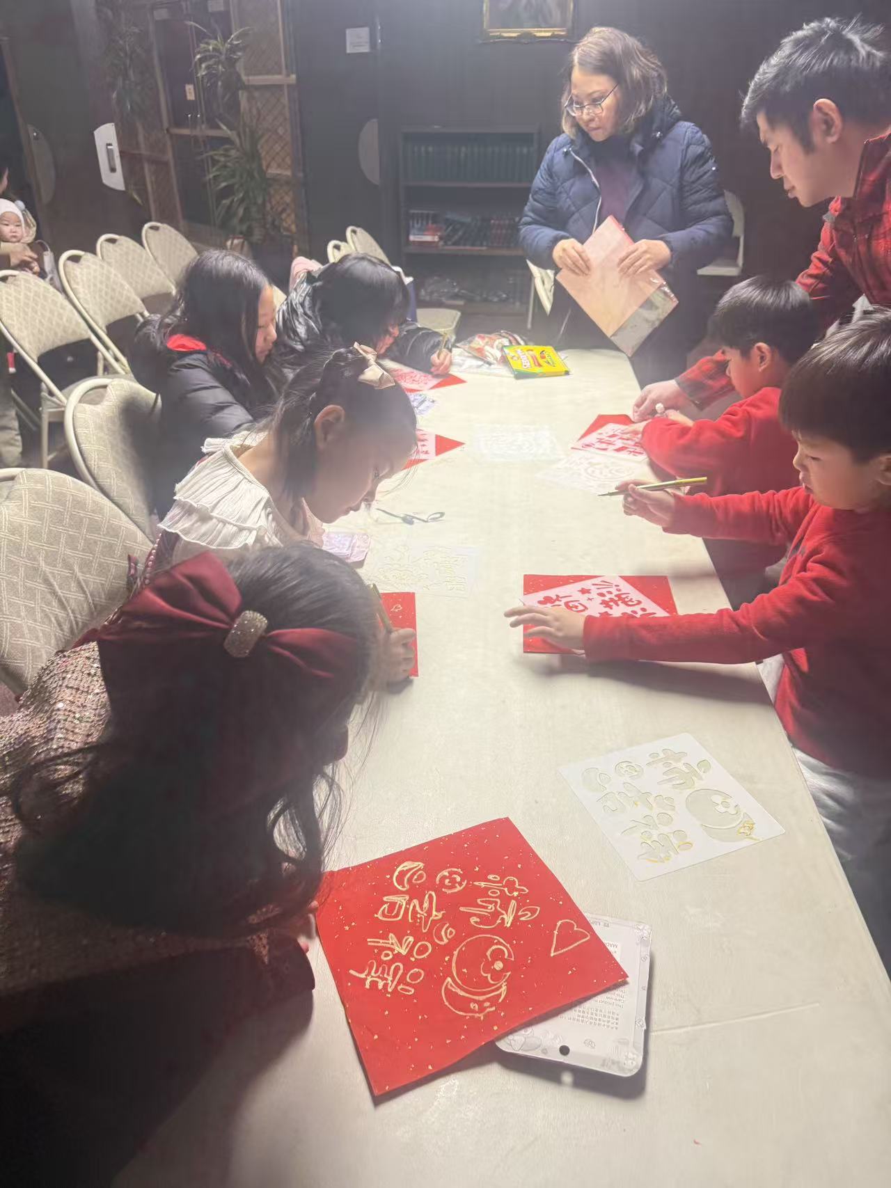 田野的鸟瞰图。一条道路穿过右上角。