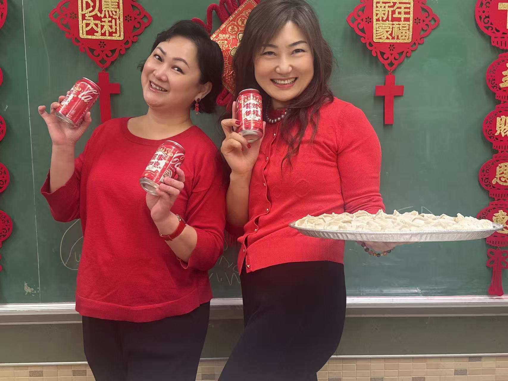 海浪撞击海岸的鸟瞰图。