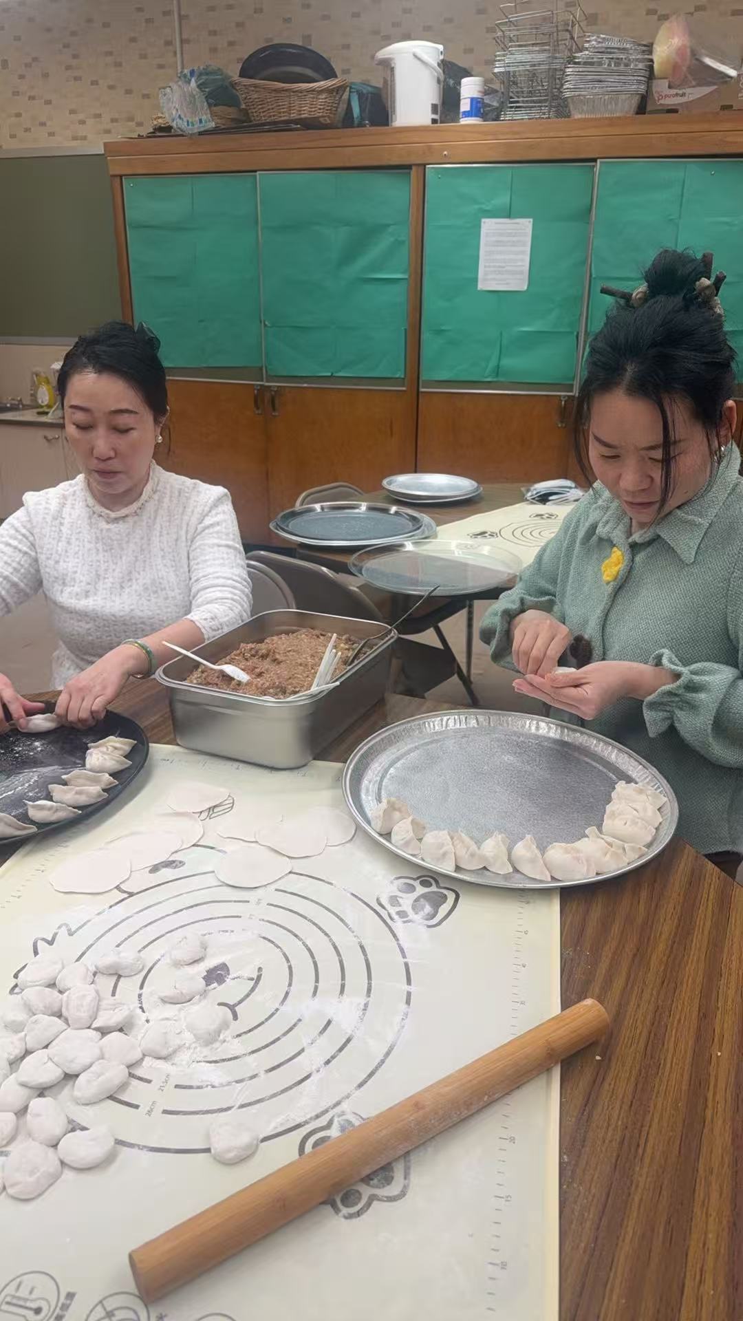 田野的鸟瞰图。一条道路穿过右上角。