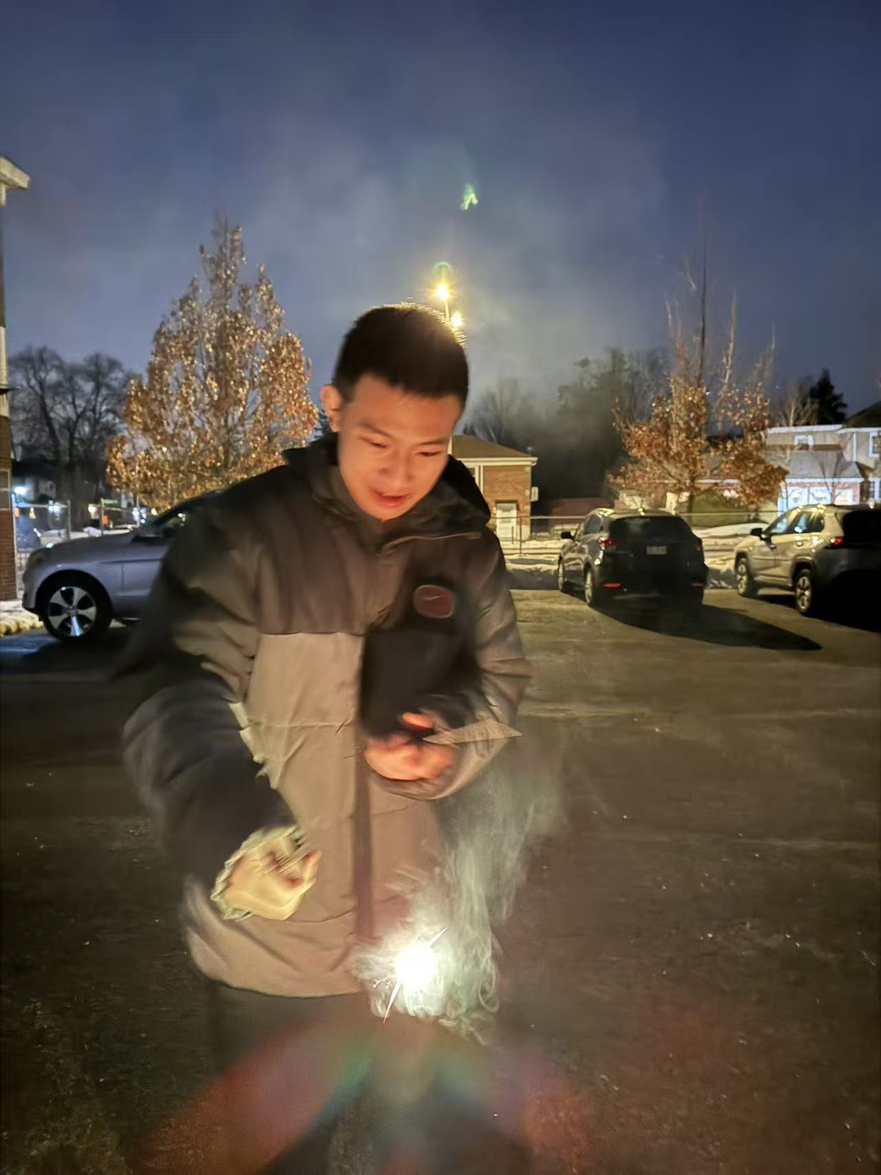 海浪撞击海岸的鸟瞰图。