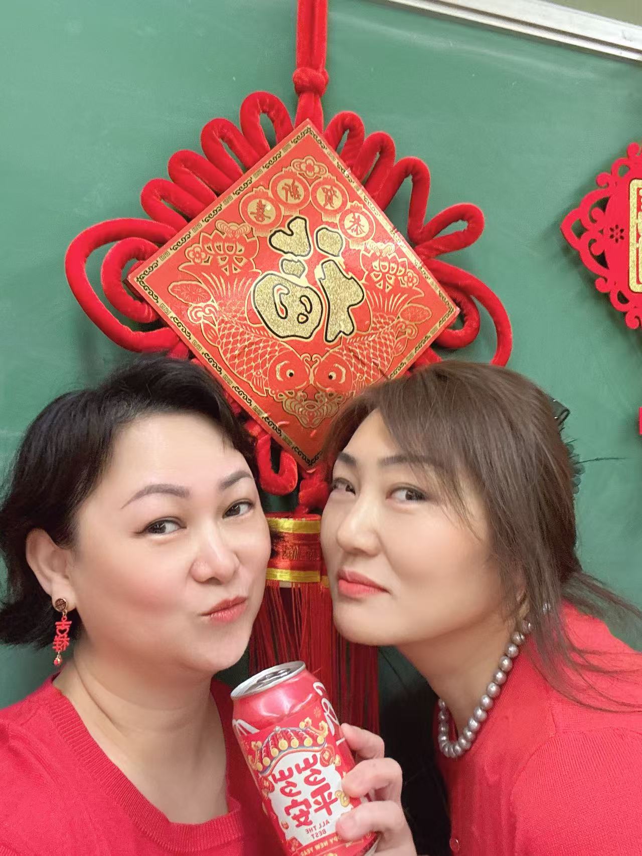 田野的鸟瞰图。一条道路穿过右上角。