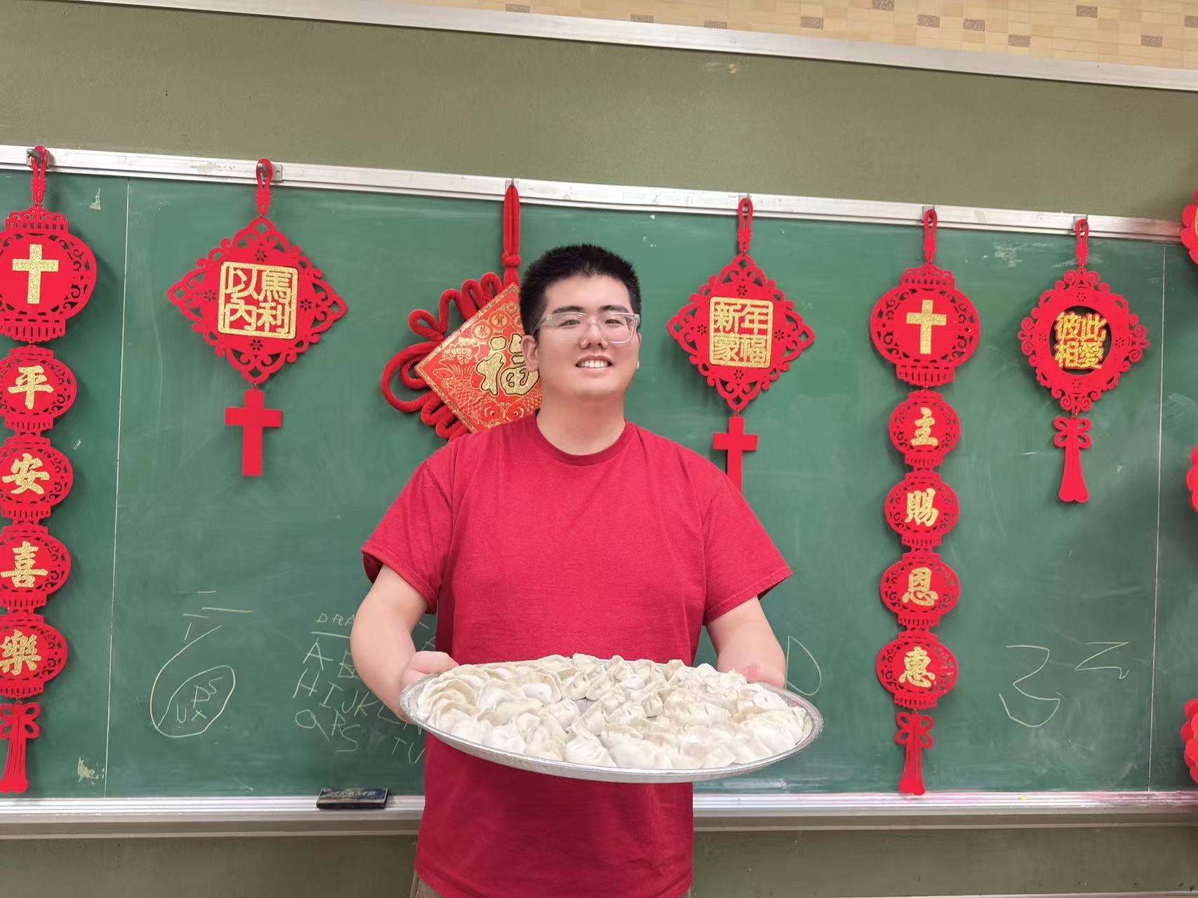 海浪撞击海岸的鸟瞰图。