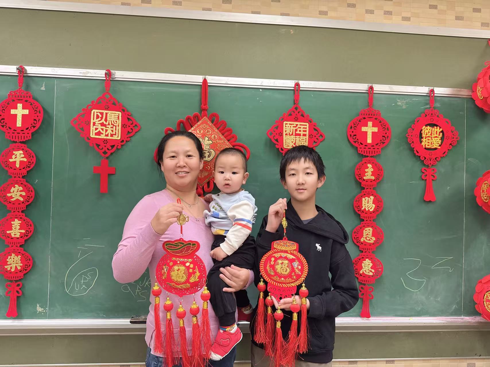 海浪撞击海岸的鸟瞰图。