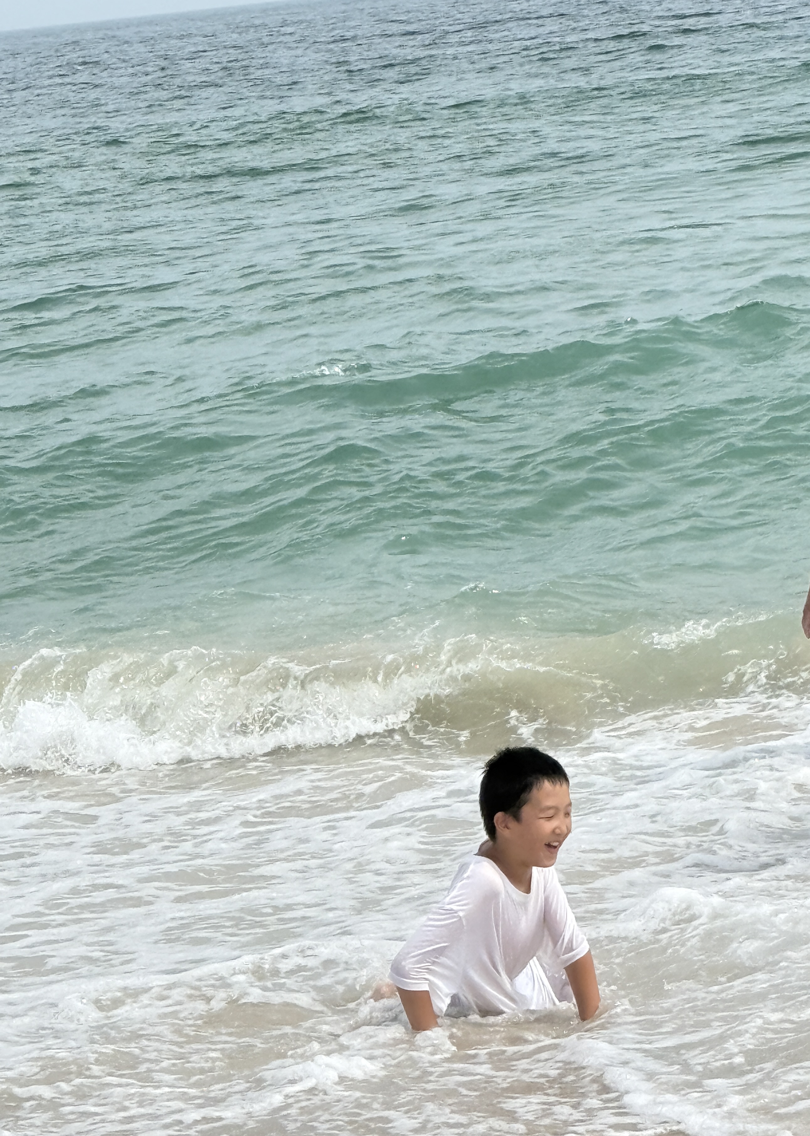 海浪撞击海岸的鸟瞰图。